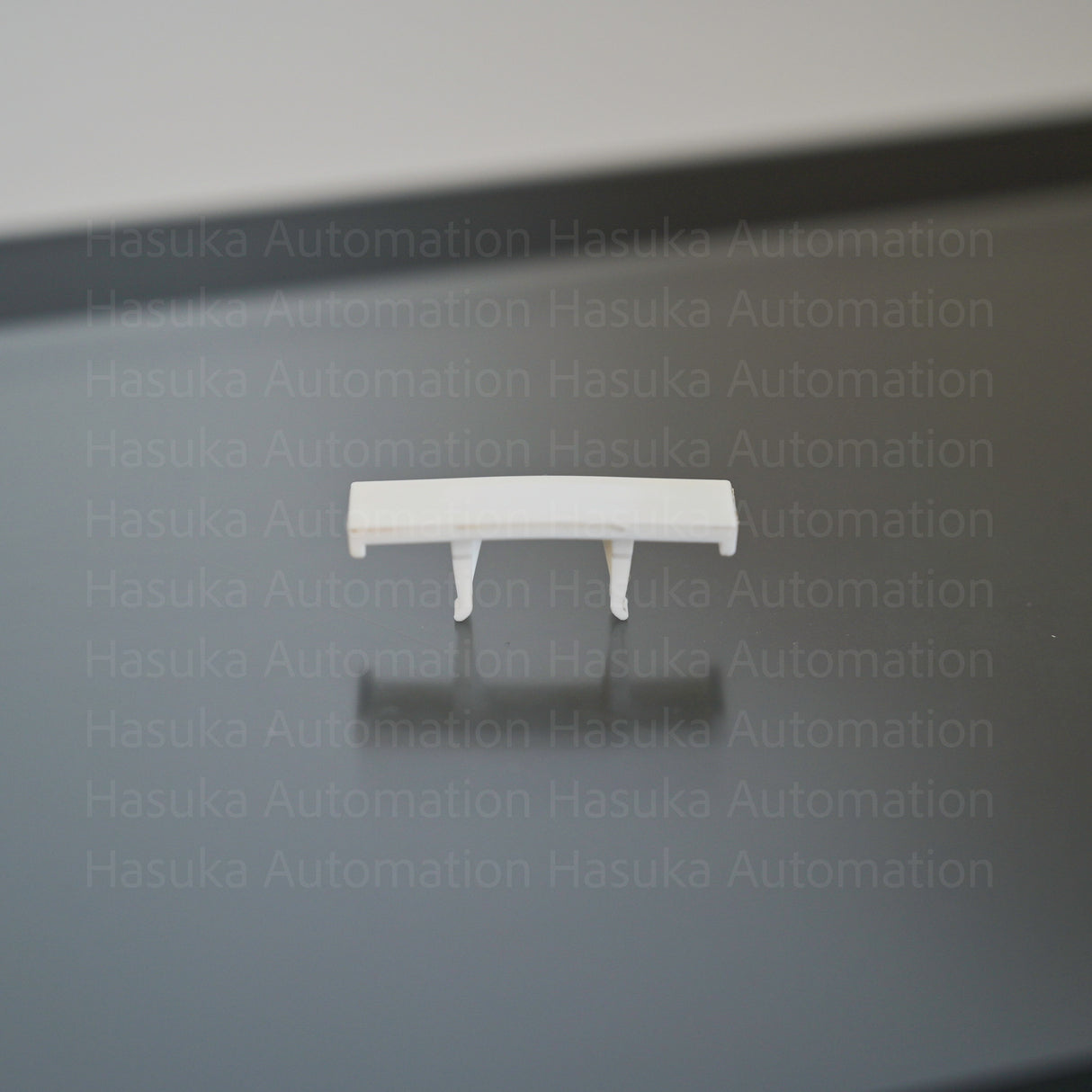 pitch of 8.00 mm (P). Its size of 33.3 x 8 mm