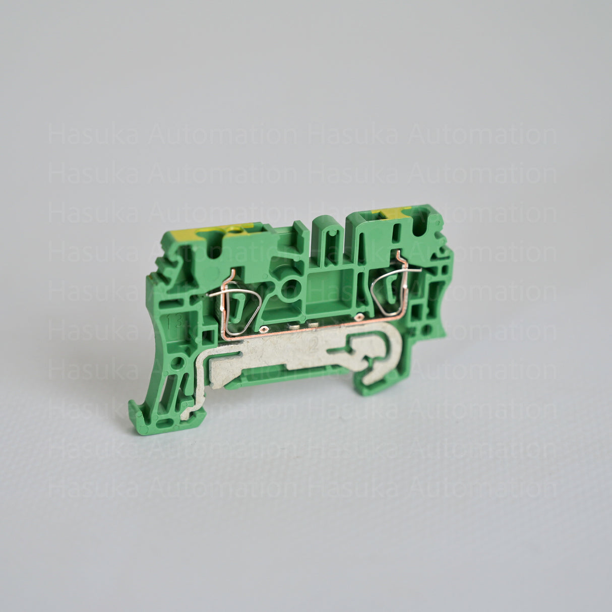 Designed with a PE terminal and tension-clamp connection, this terminal can handle a current of up to 300 A and is compatible with 2.5 mm² wires