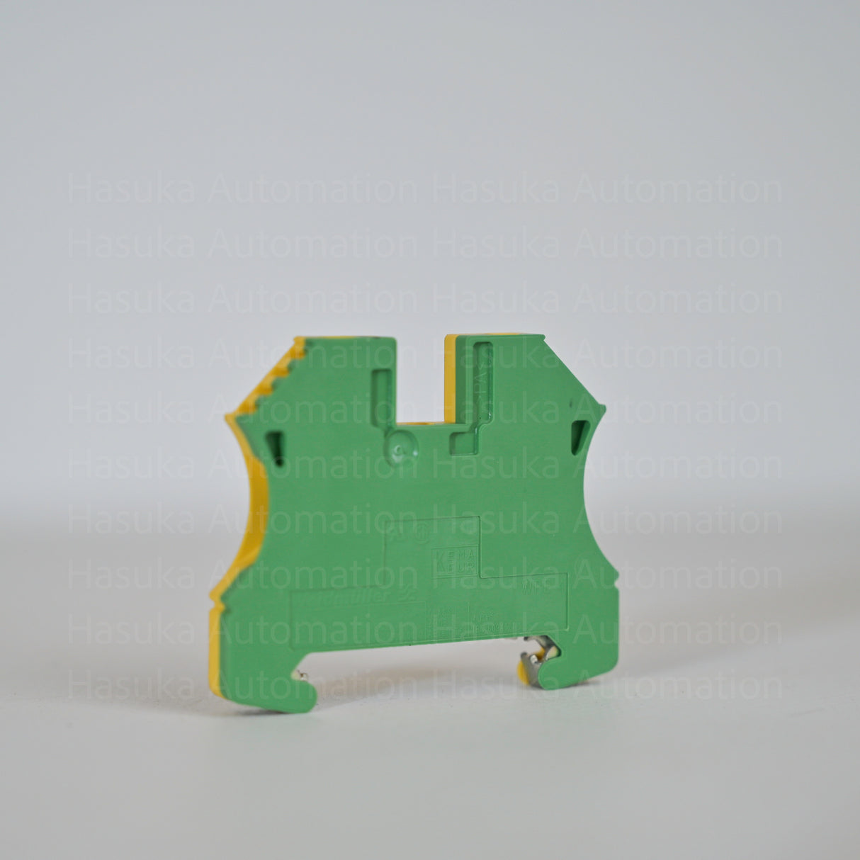 It can handle up to 800 V and has 2 connections and 1 level