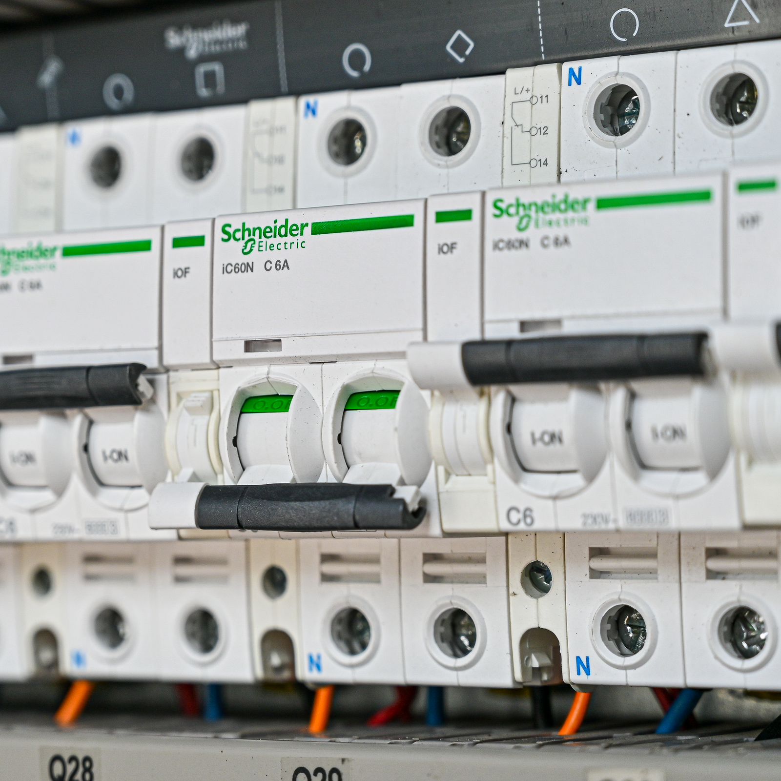 Industrial Circuit Breakers 2026: Maintenance, Trends, and Tech