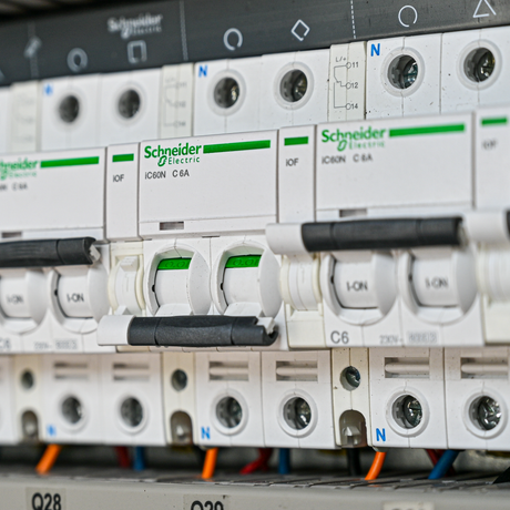 Industrial Circuit Breakers 2026: Maintenance, Trends, and Tech