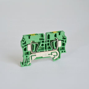 The 1632080000 Weidmüller ZPE 4 PE terminal uses a tension clamp connection to connect a 4 mm² wire. 